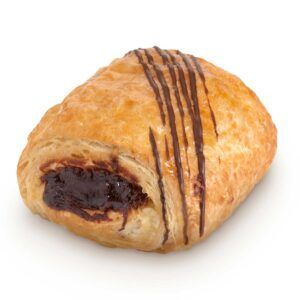 Um bolo com cobertura de chocolate sobre um fundo branco