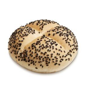 Um pão com sementes de gergelim sobre um fundo branco