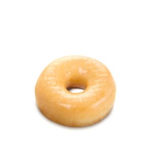 Um donut glaceado com um buraco no meio em um fundo branco