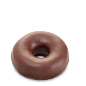 Um donut de chocolate com um buraco no meio em um fundo branco.