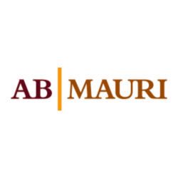 O logotipo da ab mauri está em um fundo branco.