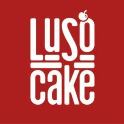 O logotipo do bolo luso é branco sobre fundo vermelho.