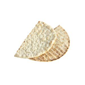 Dois pães pita empilhados um sobre o outro em um fundo branco.