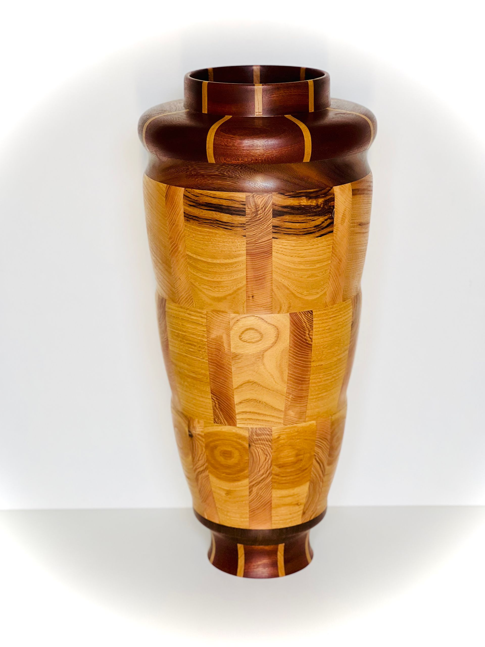 Grand vase en bois à la finition ambrée brillante sur fond blanc