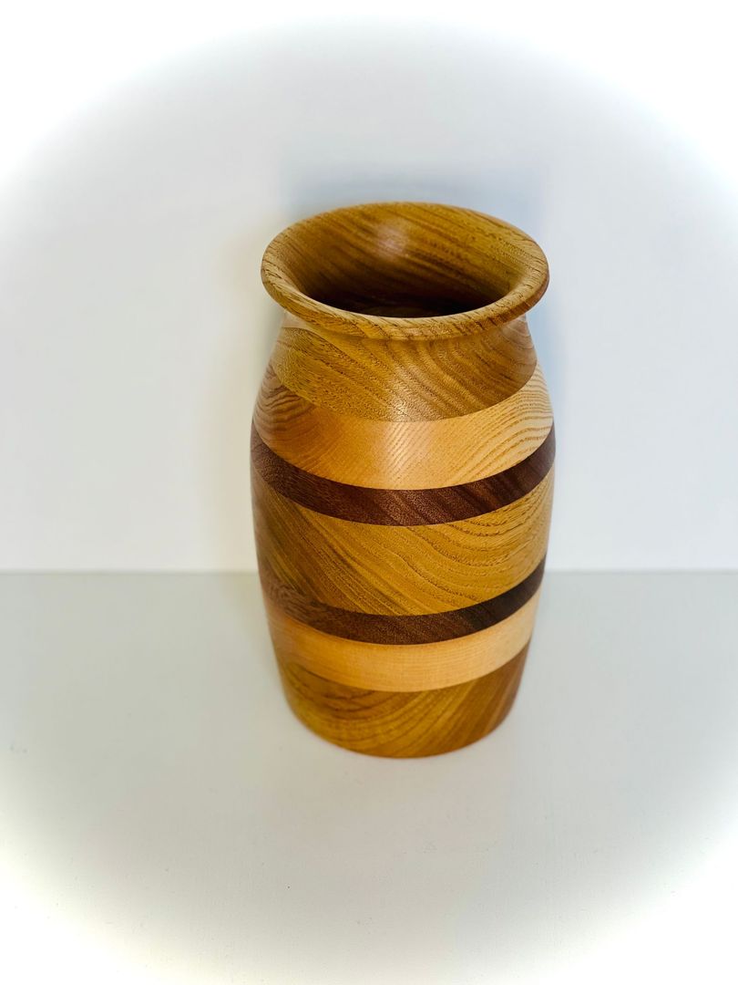 Petit vase en bois à rayures brunes et beiges .
