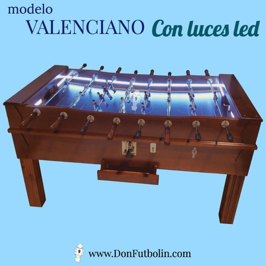 Futbolín de madera con luces LED azules. Texto