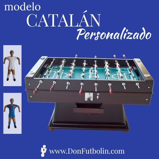 Mesa de futbolín roja con superficie de juego azul y figuras de jugadores; sobre un fondo azul.