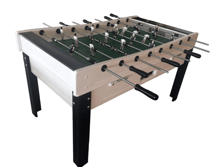 Mesa de futbolín con mueble blanco, patas negras y superficie de juego verde. Barras con figuras de jugadores se extienden por los laterales.