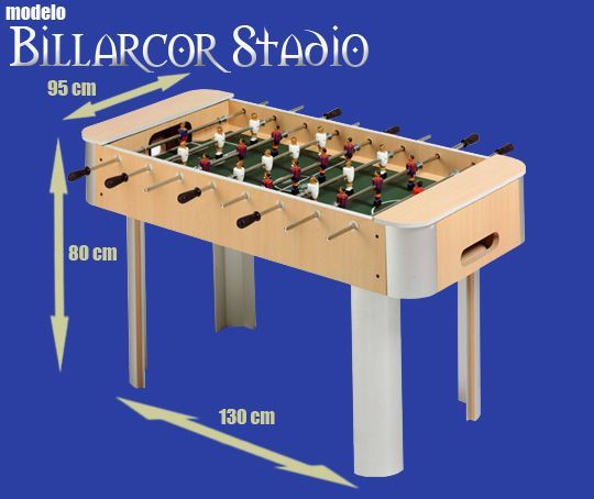 Futbolín con dimensiones etiquetadas. Madera clara y blanca con fondo azul.