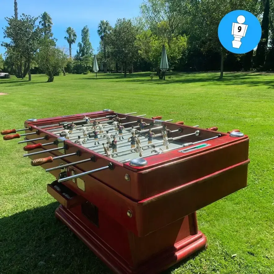 Alquiler futbolín profesional de madera en evento al aire libre en Barcelona