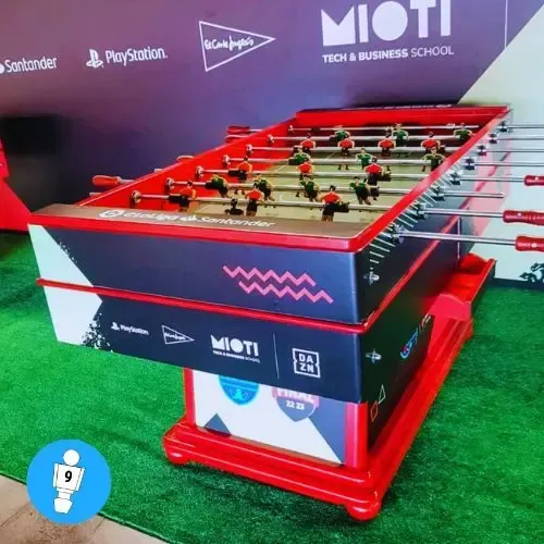 Alquiler de futbolín modelo Catalán tradicional en Madrid personalizado con branding para el Mundial 2026.