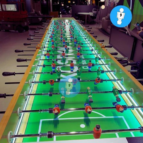 Alquiler de futbolín gigante con luces LED y branding personalizado para stands en IFEMA Madrid y eventos corporativos Mundial 2026