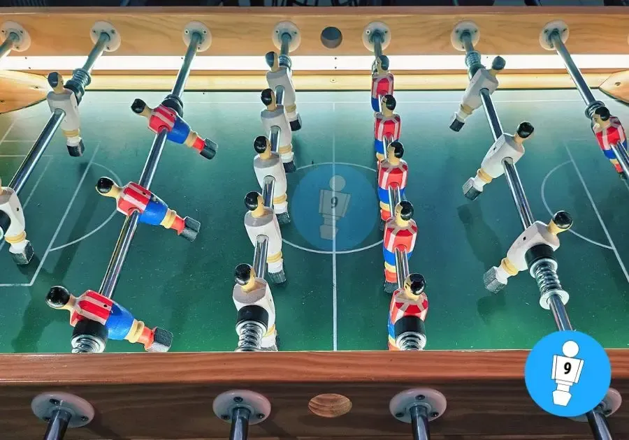 Alquiler de futbolín profesional en Madrid con campo iluminado LED y equipos Atlético de Madrid vs FC Barcelona