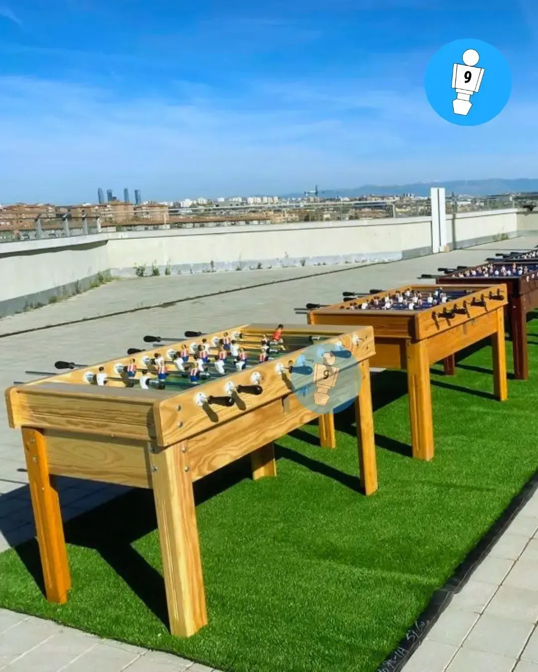 Alquiler de futbolines en el centro de Madrid con vistas panorámicas al skyline de las Cuatro Torres desde la zona del Manzanares