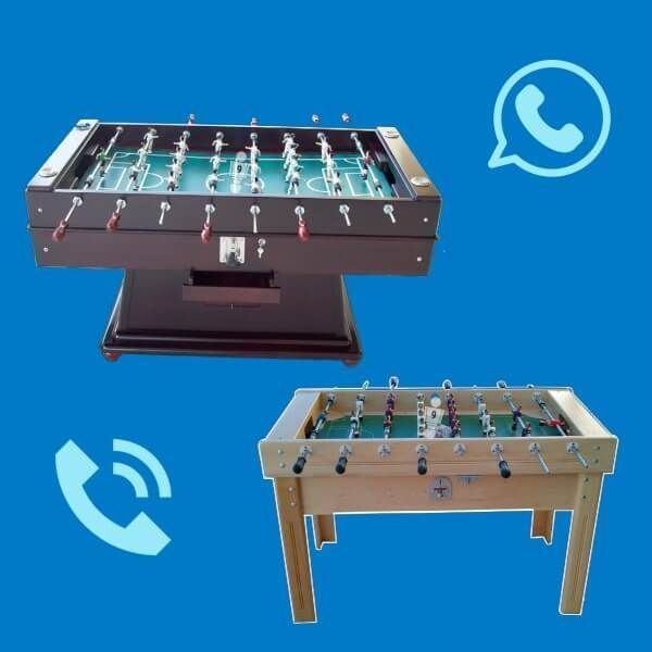 Dos mesas de futbolín, una de color oscuro sobre pedestal y otra de color más claro sobre patas, con iconos de WhatsApp y teléfono sobre fondo azul.