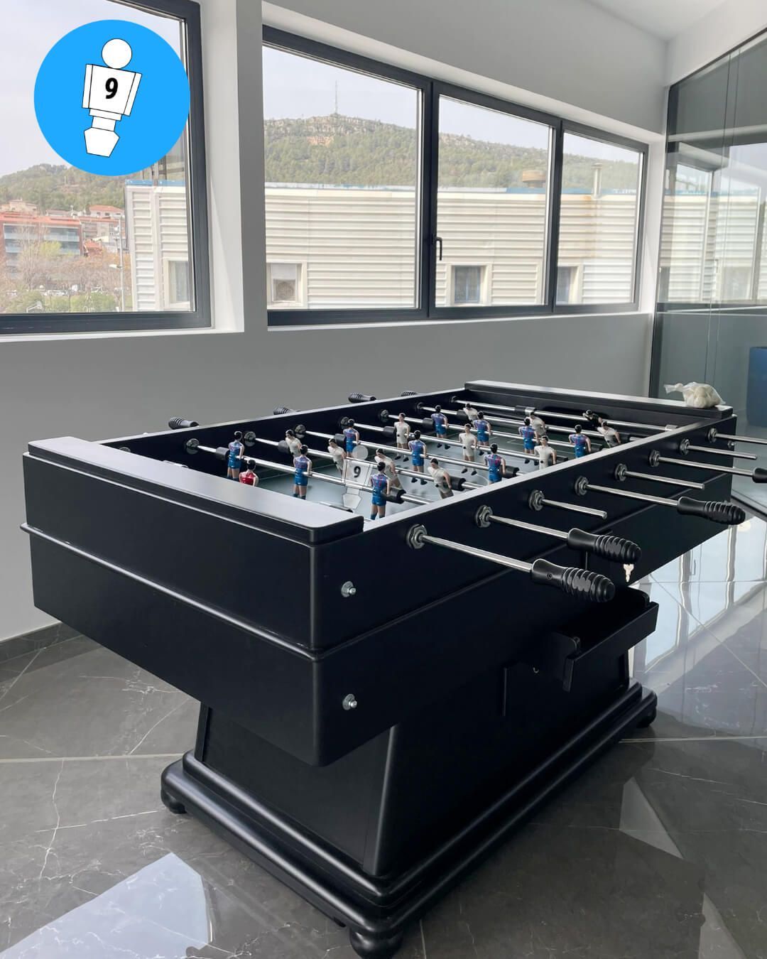 Futbolín de madera con luces LED azules. Texto