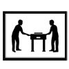 Dos personas están de pie, una frente a la otra, agarradas a una mesa que tiene un cajón.