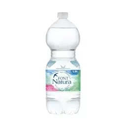 Una botella de plástico transparente de agua 