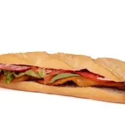 Sándwich submarino en baguette, relleno de verduras y carne.