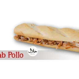 Un sándwich largo relleno de pollo, cebolla y salsas, etiquetado 