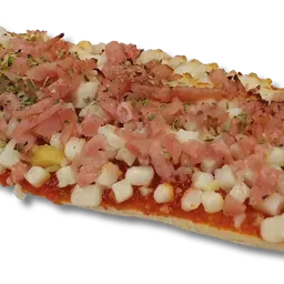 Porción de pizza con jamón, queso y hierbas sobre una base de salsa roja.