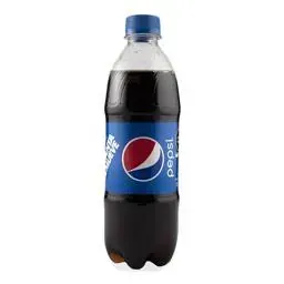 Botella de Pepsi con etiqueta y tapón de color azul, sobre un fondo blanco.