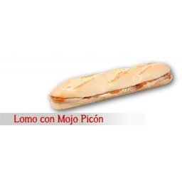 Sándwich de Lomo con Mojo Picón en pan alargado, con carne y salsa visibles.