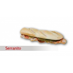 Sándwich de serranito en baguette, con carne, tomate y pepinillo, con el texto 