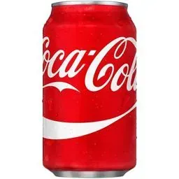 Lata de Coca-Cola en color rojo con el logotipo de Coca-Cola en blanco y una franja blanca curva.