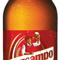 Primer plano de una botella de cerveza fría de Cuzcampón con etiqueta roja. La etiqueta muestra a una persona sosteniendo una cerveza y una espiga de trigo en una pancarta blanca con el nombre 