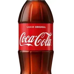 Una botella de Coca-Cola con una etiqueta roja que dice 