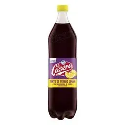 Una botella de Casera Tinto de Verano, un refresco de color rojo oscuro, con tapón amarillo y etiqueta que presenta un limón.
