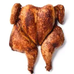 Pollo asado, de piel dorada, dispuesto sobre fondo blanco.