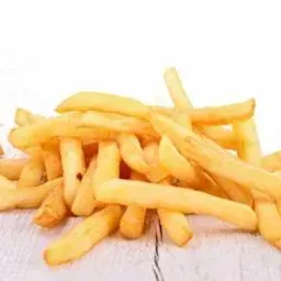 Pila de patatas fritas doradas, primer plano sobre una superficie blanca.
