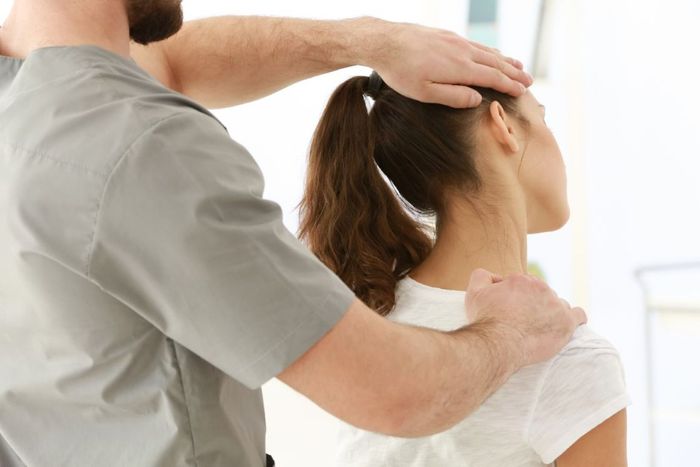 Mann und Frau bei Physiotherapie