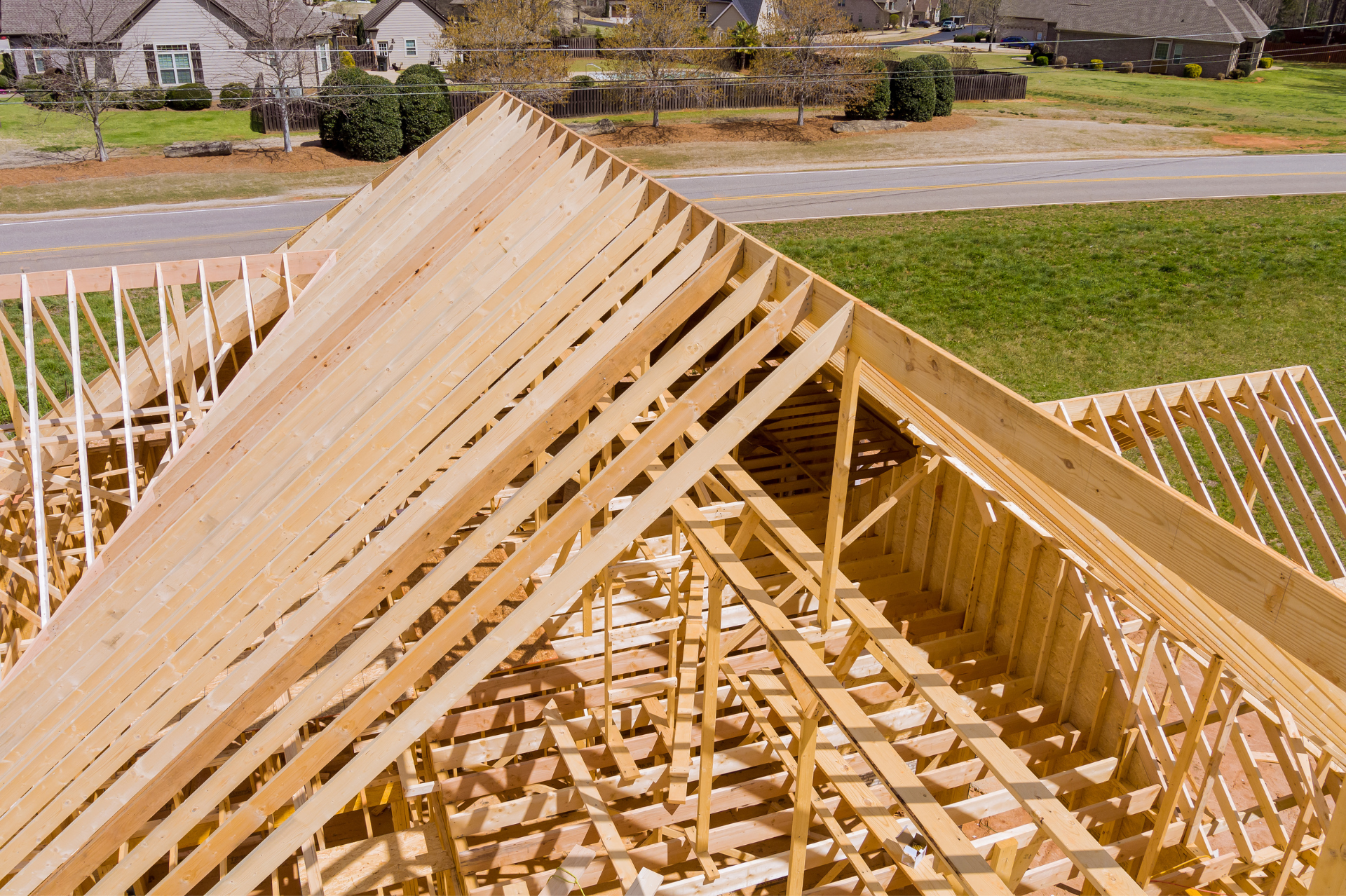 Le toit d'une maison est construit avec des poutres en bois