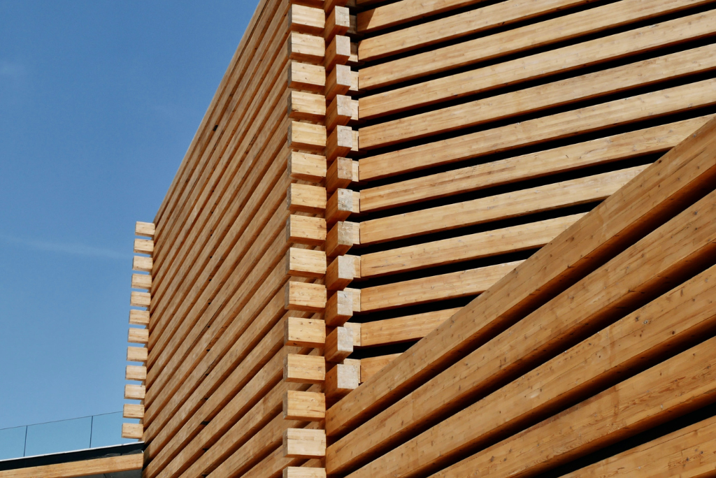 Un mur en bois avec un ciel bleu en arrière-plan