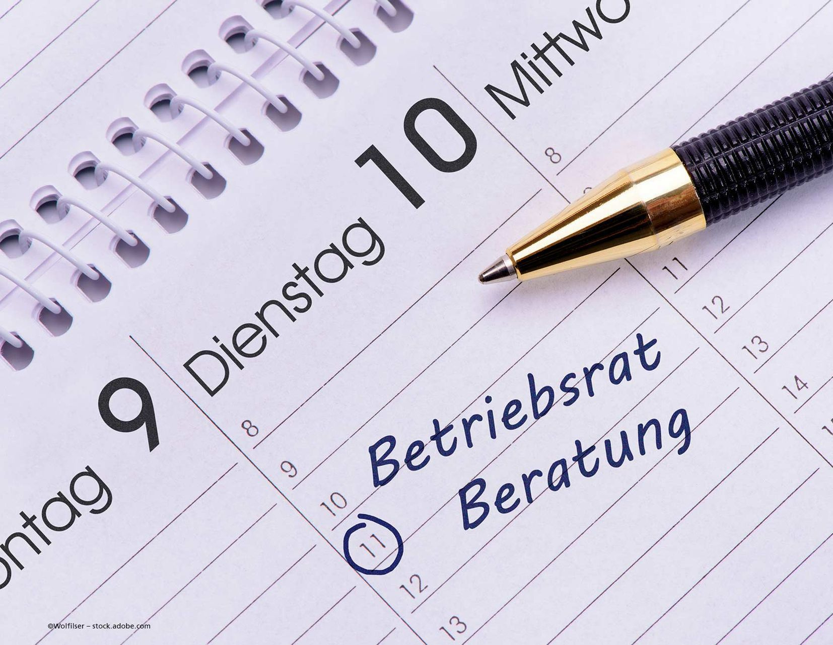 Rechtsanwältin von Rechtsanwaltskanzlei Birgit Baumbach sitzt am Schreibtisch, auf dem  ein Bild von  Frau Justitia steht