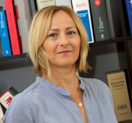 Rechtsanwältin von Rechtsanwaltskanzlei Birgit Baumbach sitzt an ihrem Schreibtisch und prüft Unterlagen