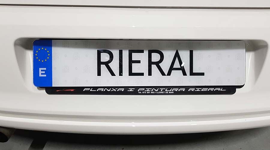 Matrícula blanca con el texto 