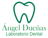 El logotipo de angel dueñas laboratorio dental tiene un diente en forma de corazón.