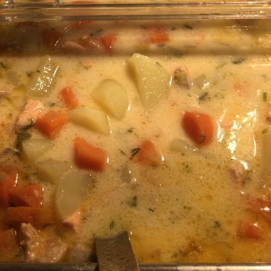 Kermainen kasviskeitto, jossa on kuutioituja porkkanoita ja perunoita kattilassa