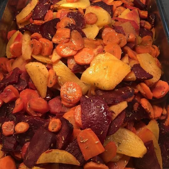Paahdettuja kasviksia pannulla: porkkanaa, perunaa, kurpitsaa ja punajuurta