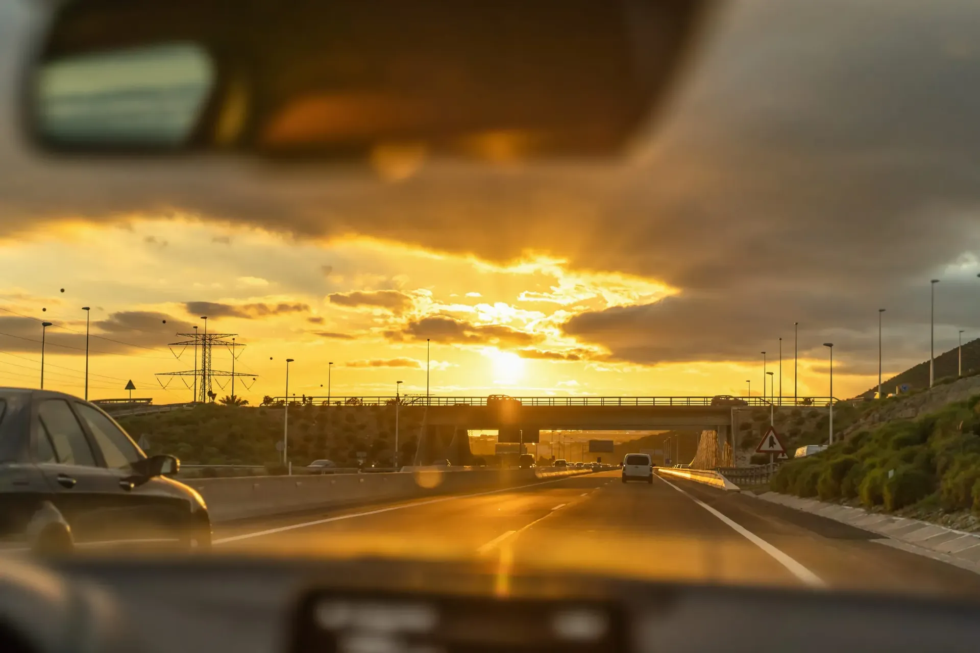 Icono de marcador de posición gris claro con un sol y montañas sobre fondo blanco