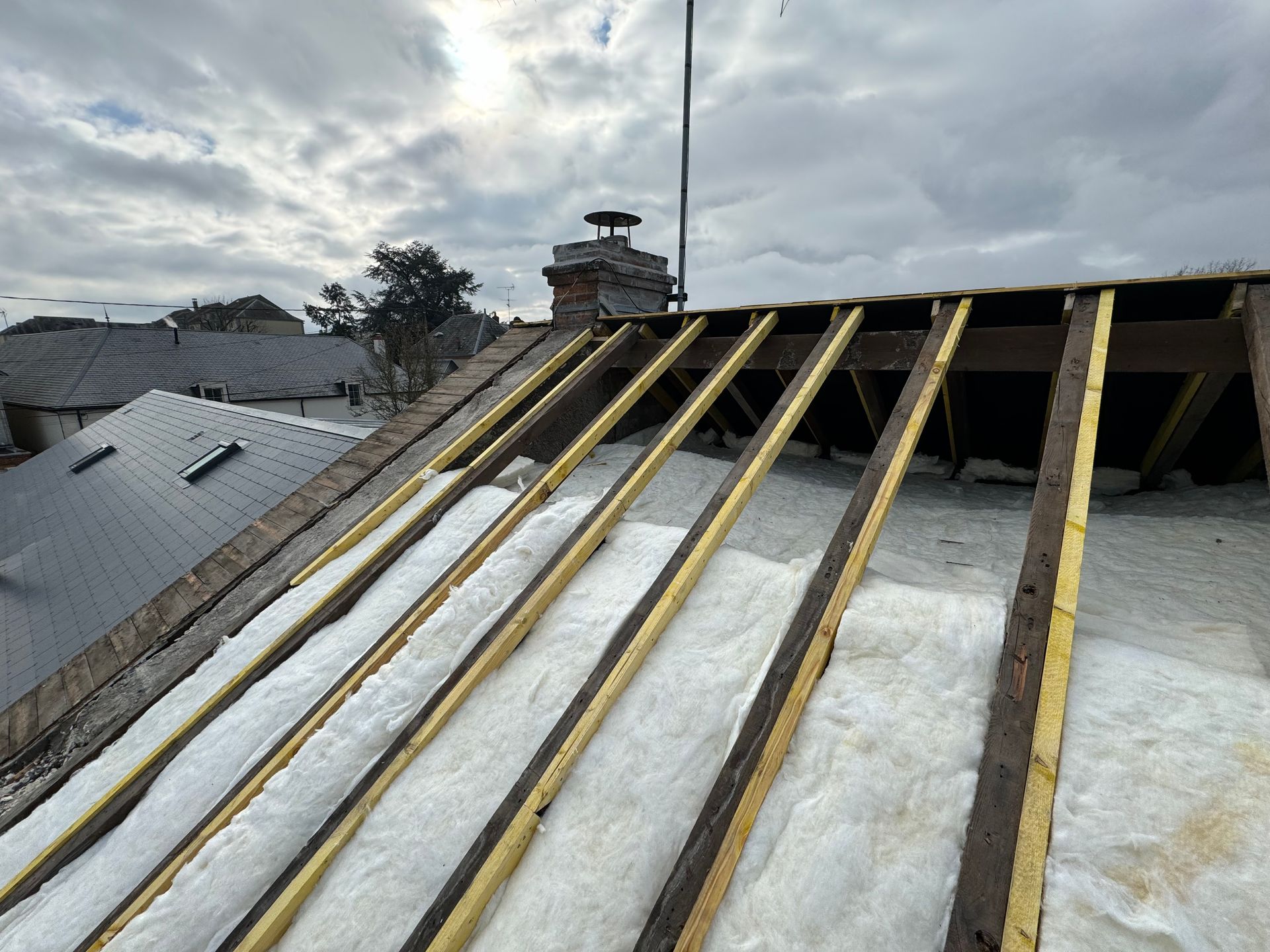 Pose de laine de verre soufflée pour isoler les combles