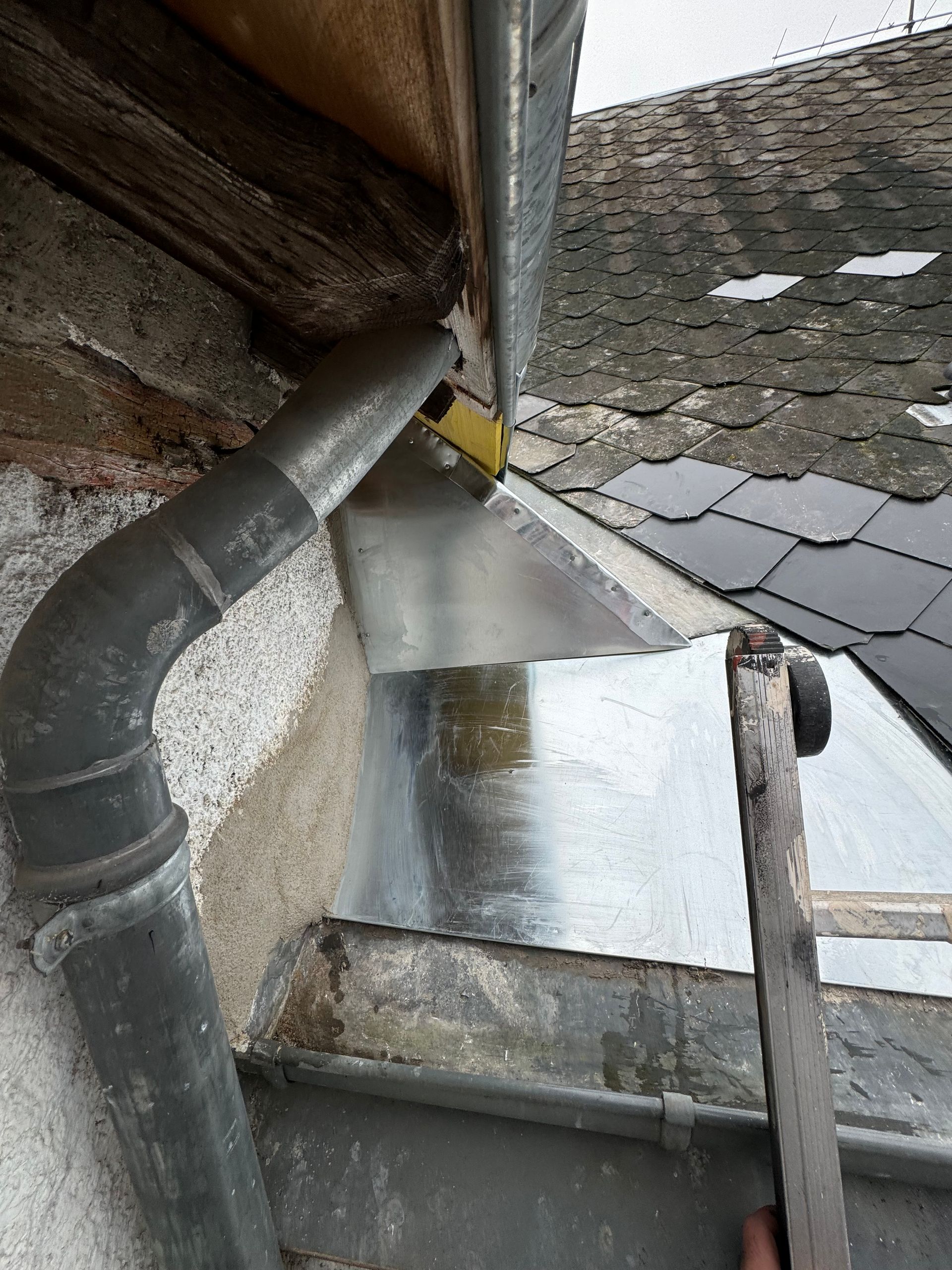 Pose des éléments de zinguerie