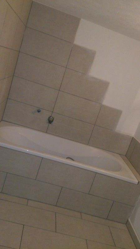 Fliesen versetzt an einer Wand