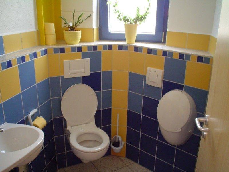 gelbe und blaue Fliesen im Bad