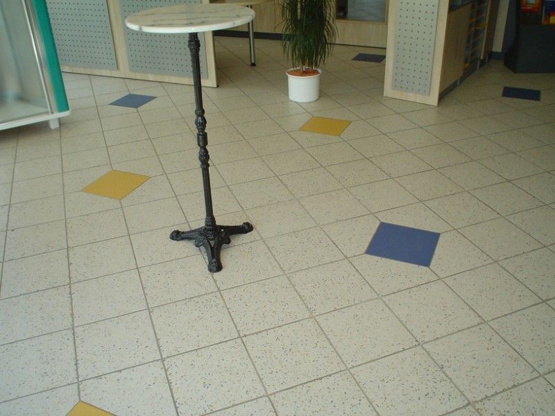 gelbe und blaue Fliesen auf dem Boden