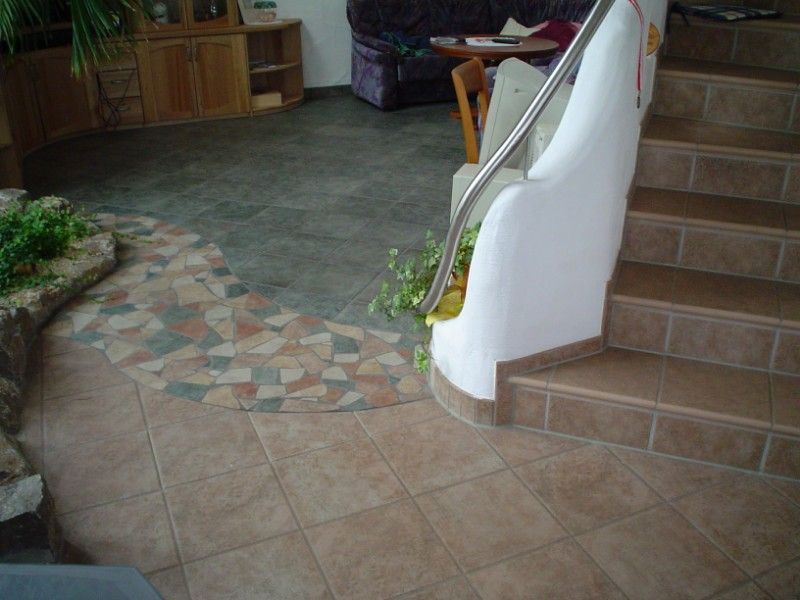 verschiedene Fliesen auf einem Boden